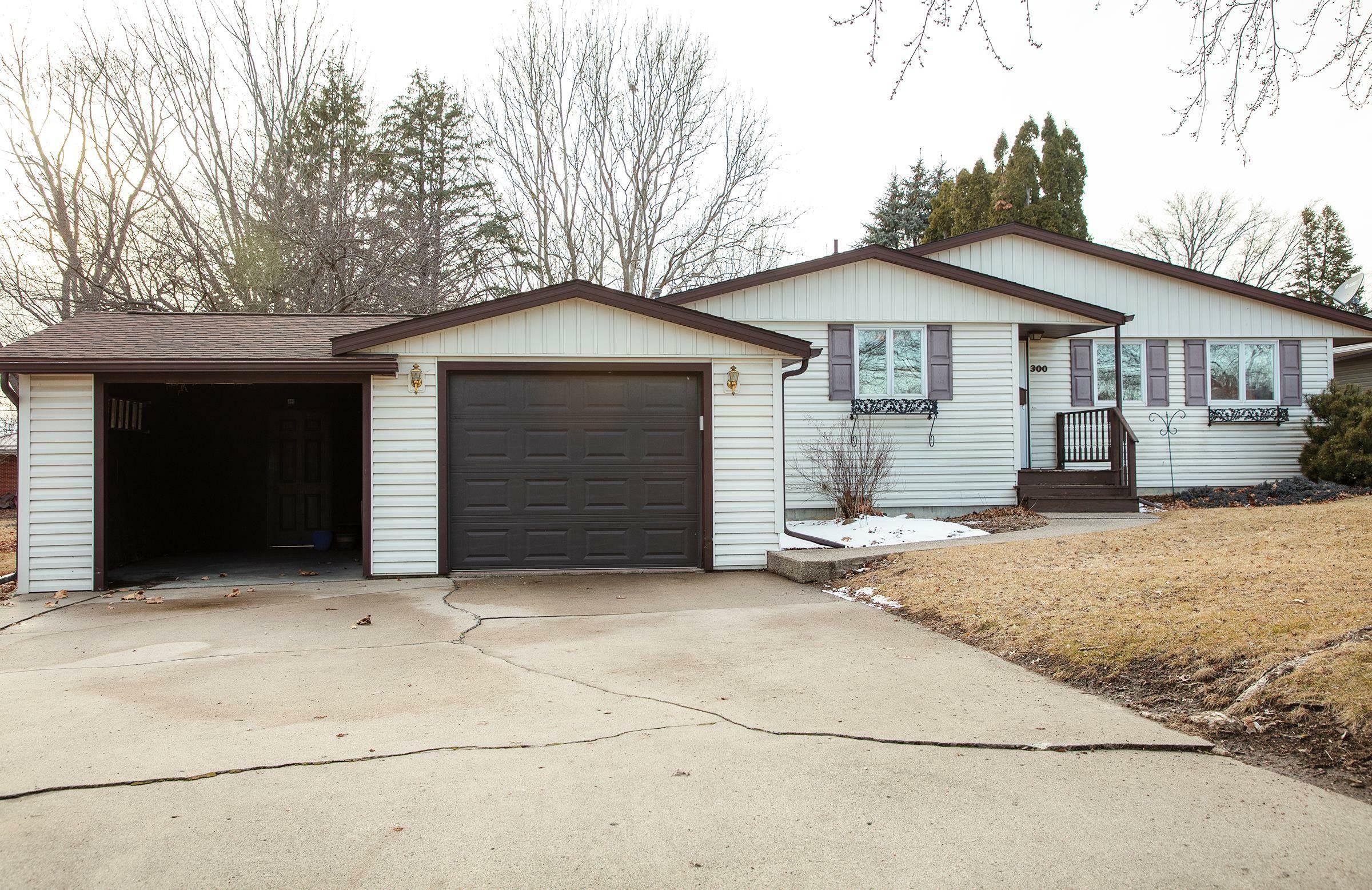 Property Photo:  300 Sunset St  IA 50677 