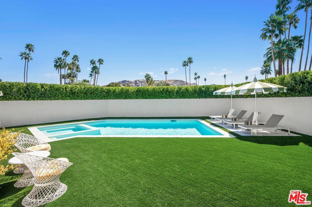 Property Photo: 994 E Balboa Circle CA 92264