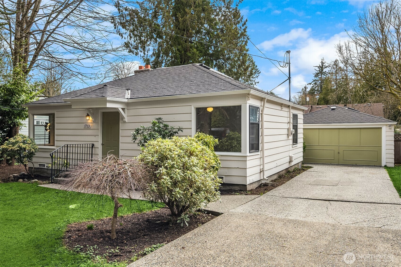 Property Photo:  1713 NE 146th Street  WA 98155 