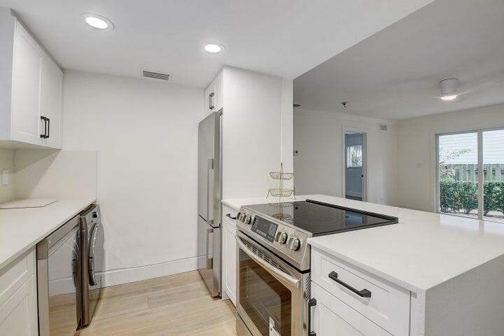 Property Photo:  49 SE 7th Avenue 2  FL 33483 