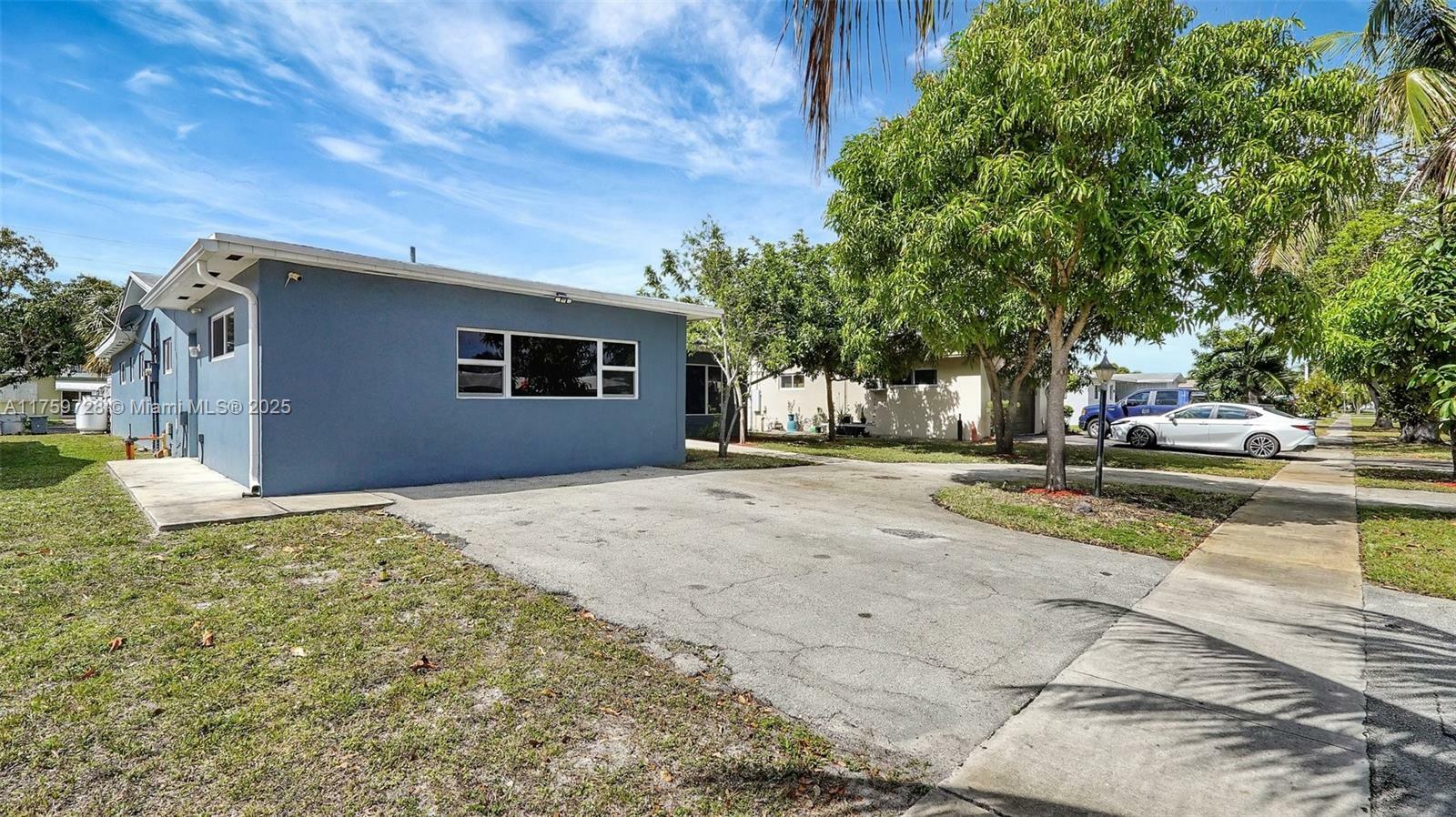 Property Photo: 1730 N 55th Ave FL 33021