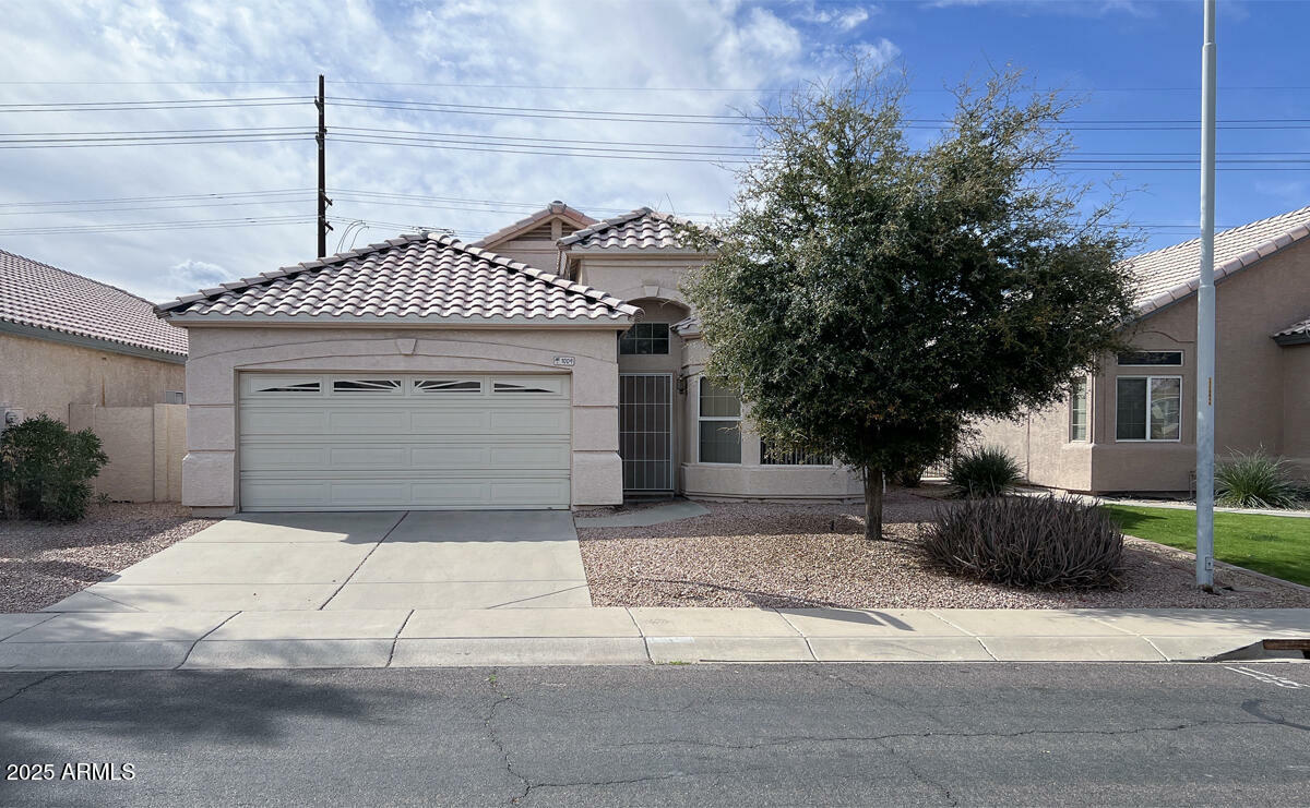 Property Photo: 1009 E Brentrup Drive AZ 85283