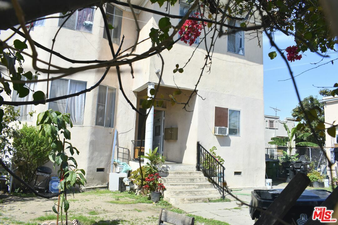 Property Photo:  1627  S Burlington Ave  CA 90006 