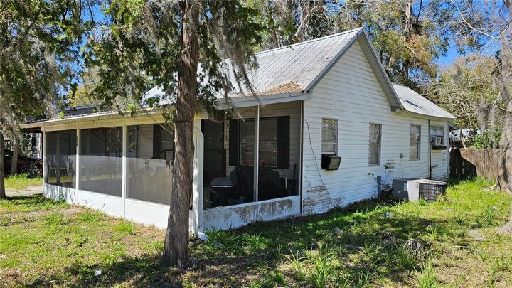 Property Photo:  416 SE 3rd Avenue  FL 32696 