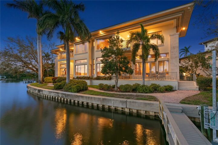 Property Photo: 950 Monterey Point NE FL 33704