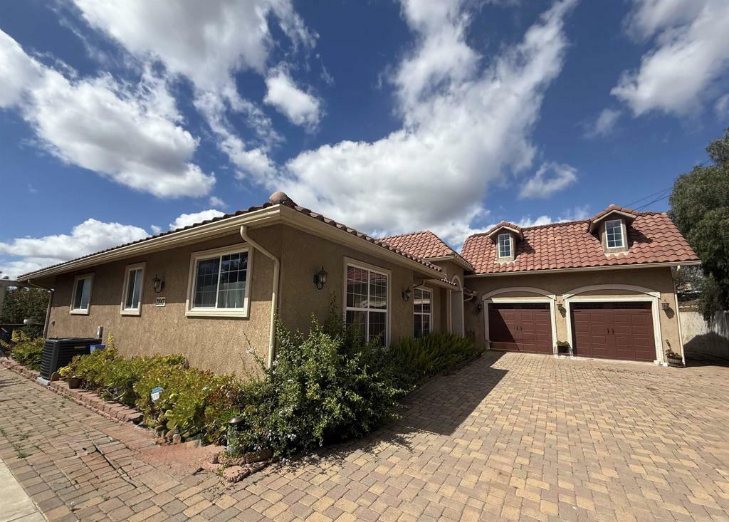 Property Photo:  2845 47 E Vista Way  CA 92084 