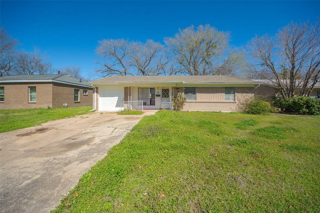 130 W Cober Street  Grand Prairie TX 75051 photo