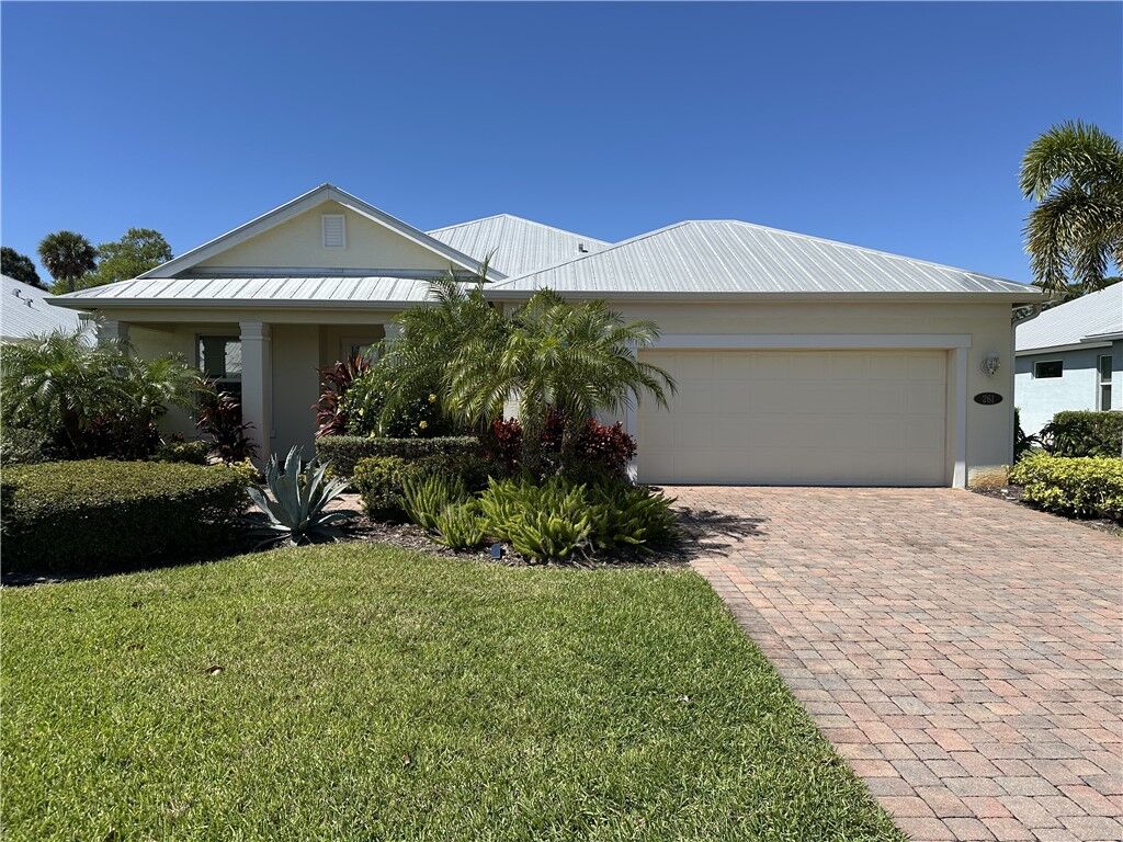 Property Photo: 261 11th Square SW FL 32962