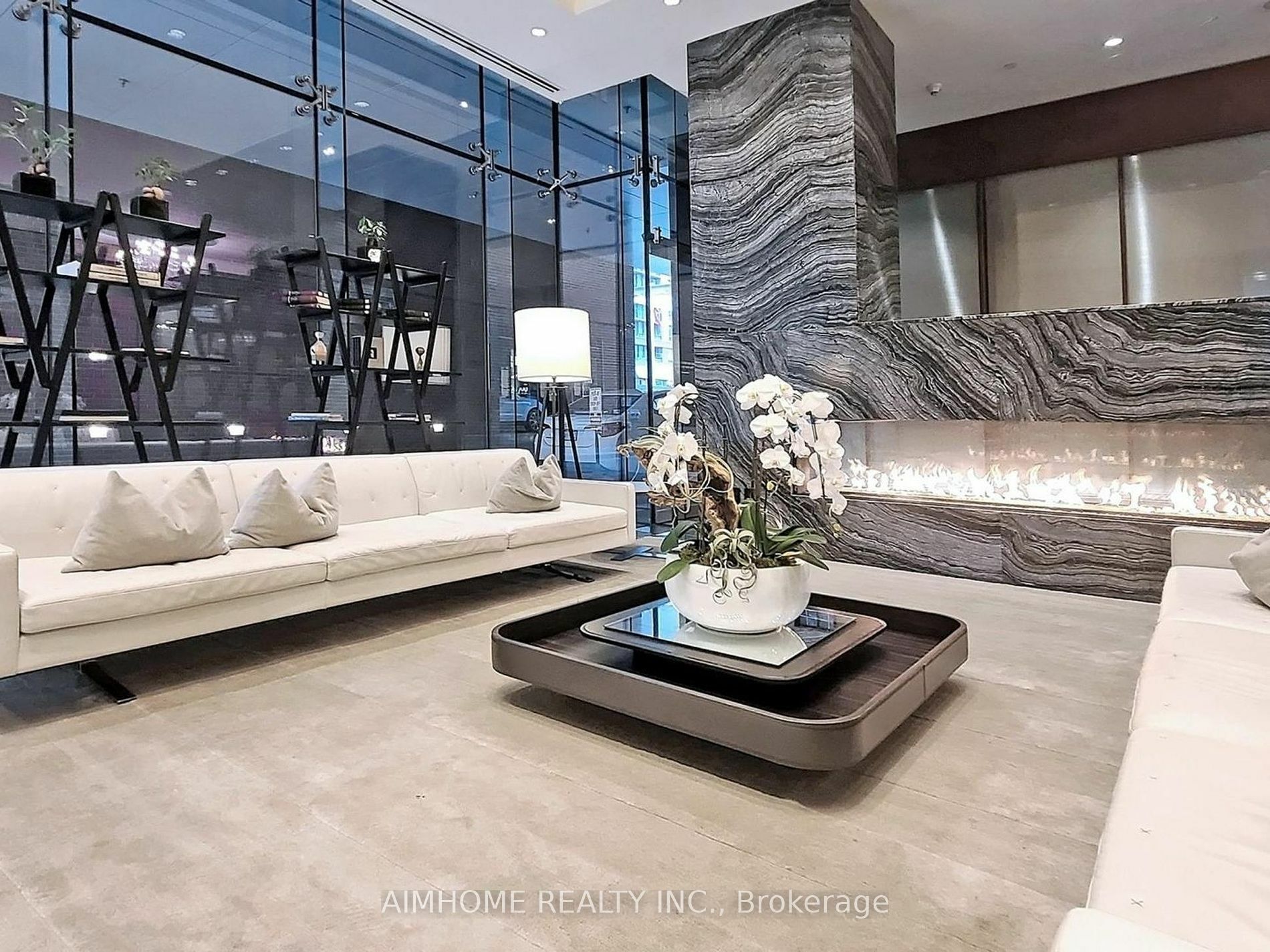 Photo de la propriété: 180 University Ave 5004 ON M5H 0A2