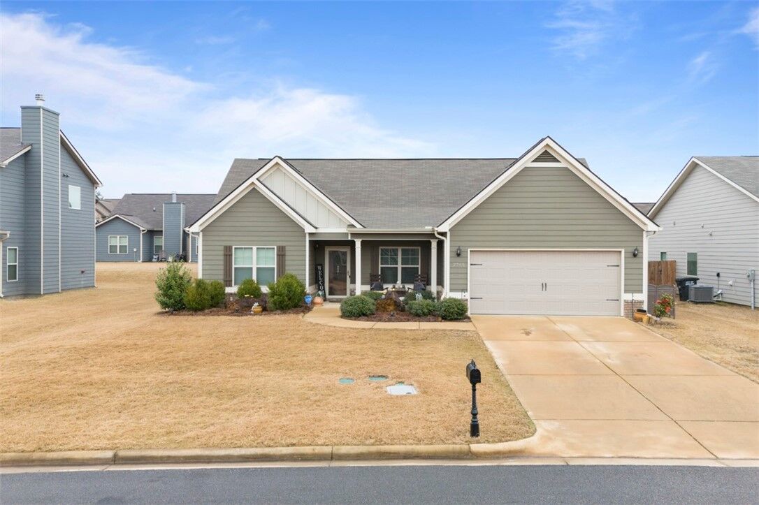 Property Photo: 2705 Heather Place AL 36804