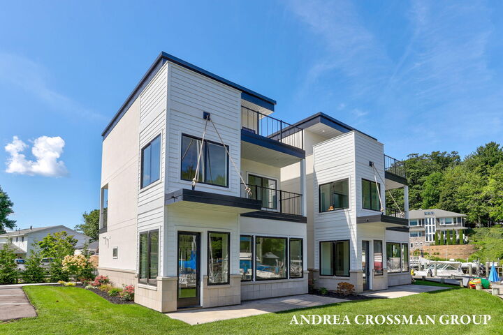 1 N Bailey Avenue  South Haven MI 49090 photo