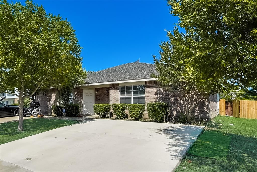 Property Photo: 305 Kings Way Drive B TX 76063