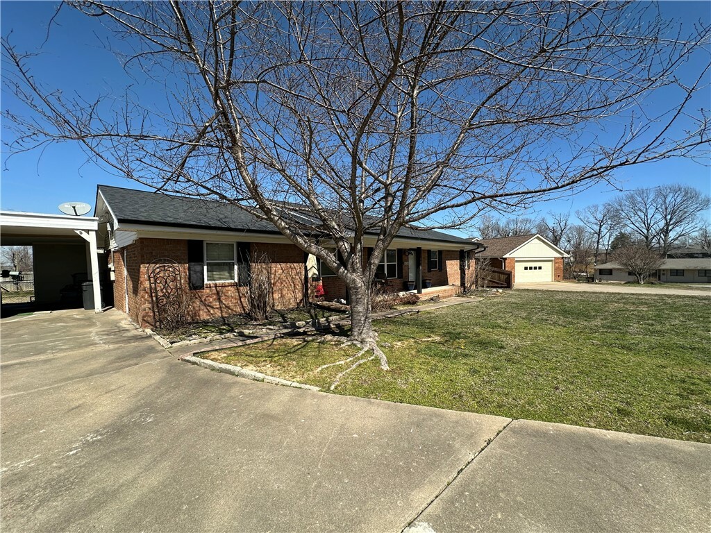 Property Photo:  1019 W Holly Street  AR 72756 