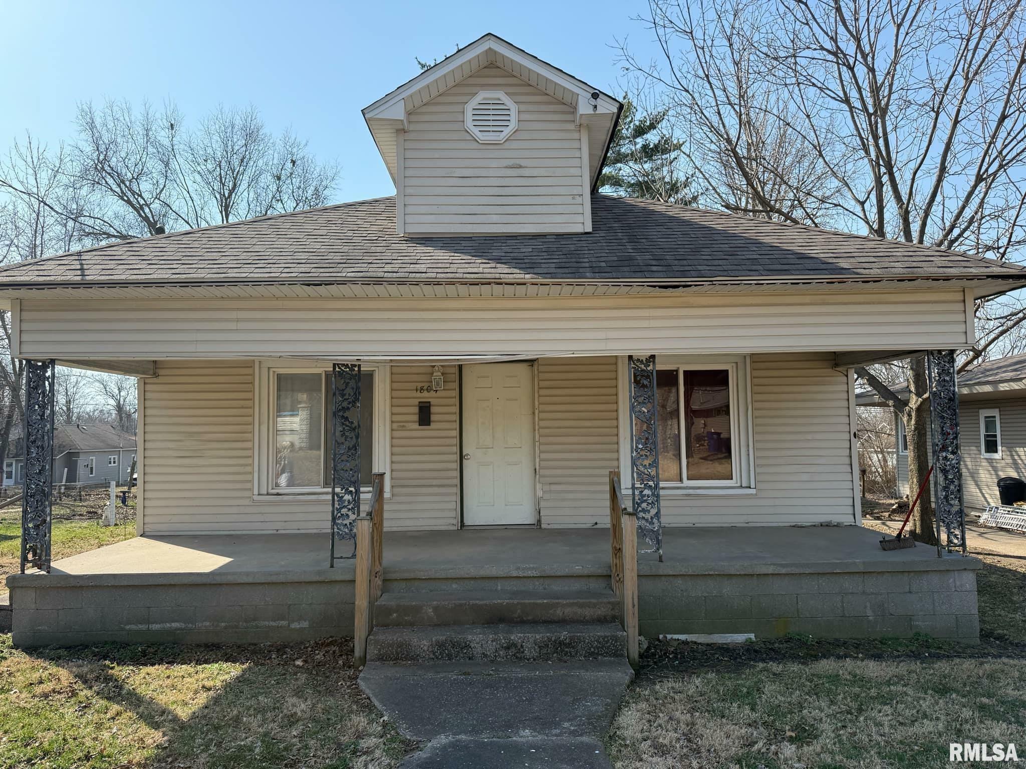 Property Photo:  1804 E Oak Street  IL 62896-3165 