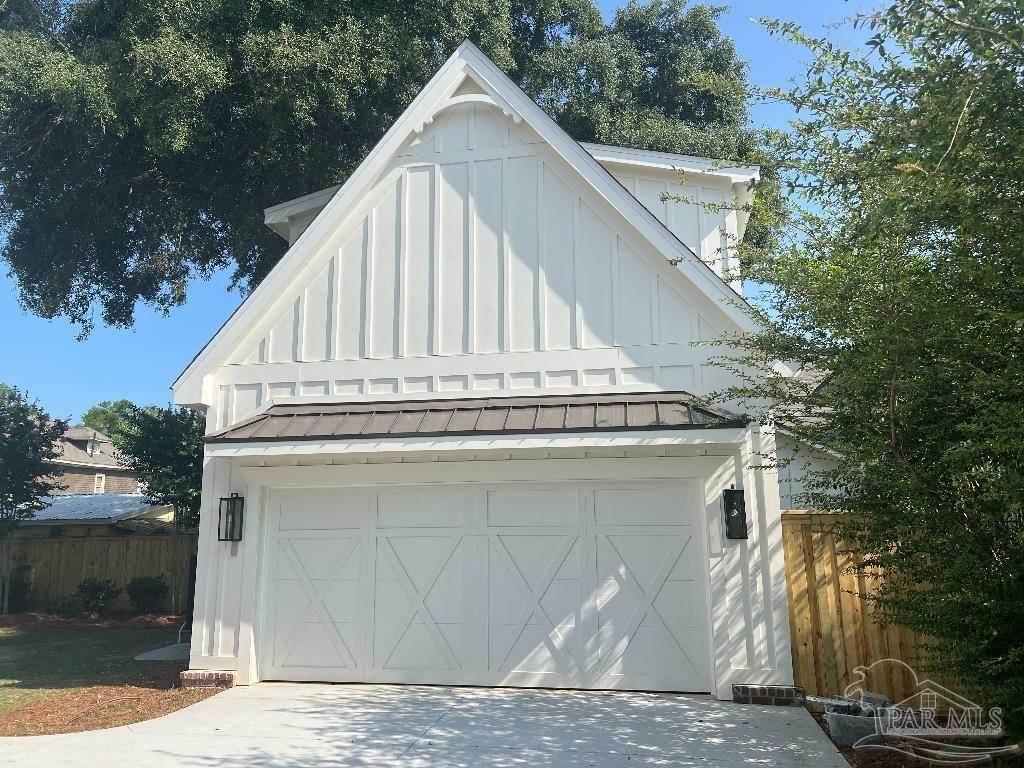 Property Photo: 1611 E Gadsden St FL 32501