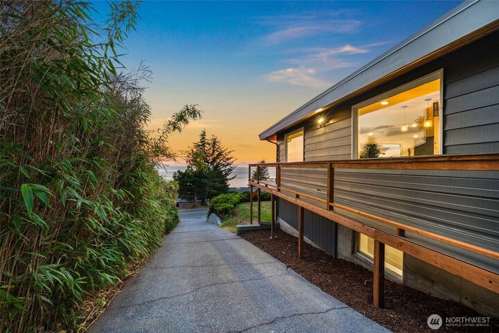 Property Photo:  2808  Leeward Way  WA 98226 