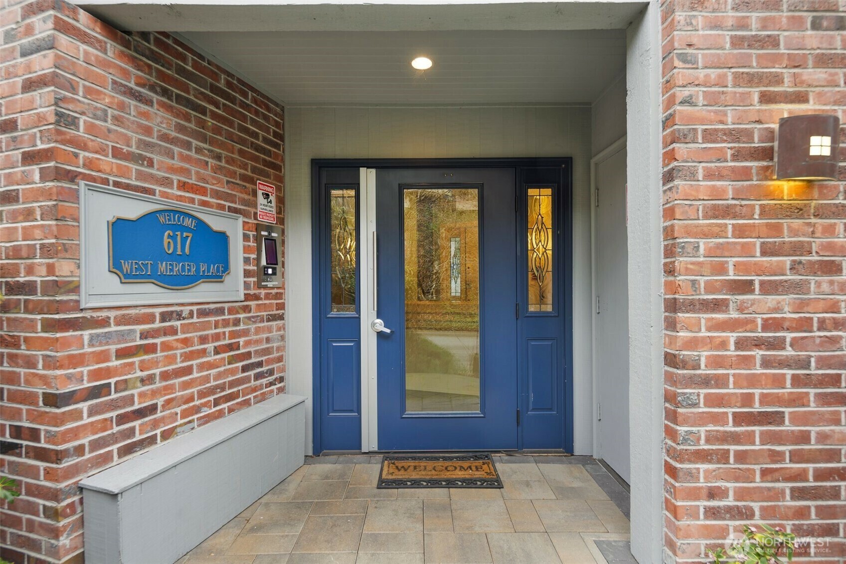 Property Photo: 617 W Mercer Place 202 WA 98119