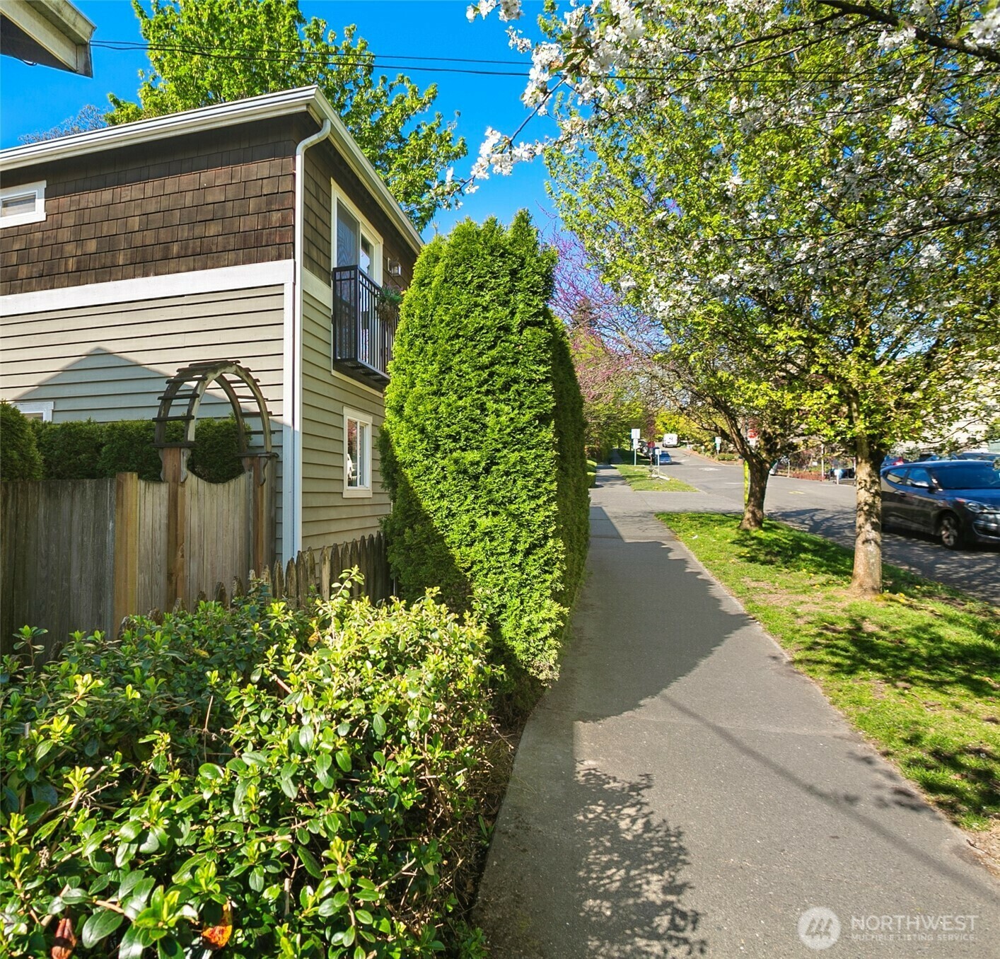 Property Photo: 429 20th Avenue E B WA 98102
