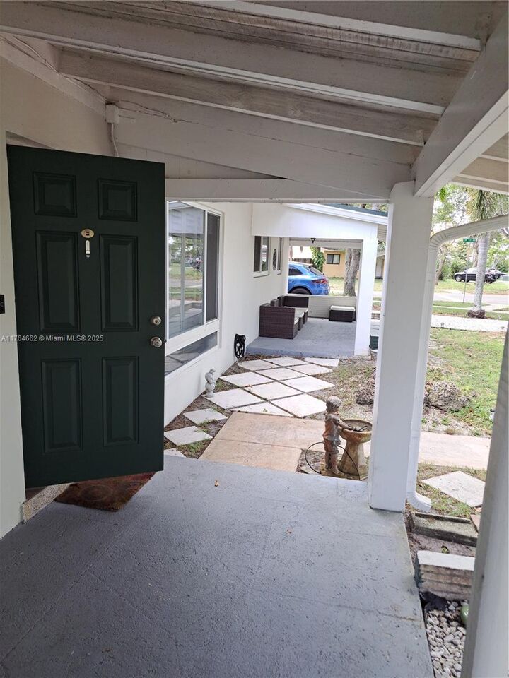 Property Photo: 911 W Country Club Cir FL 33317