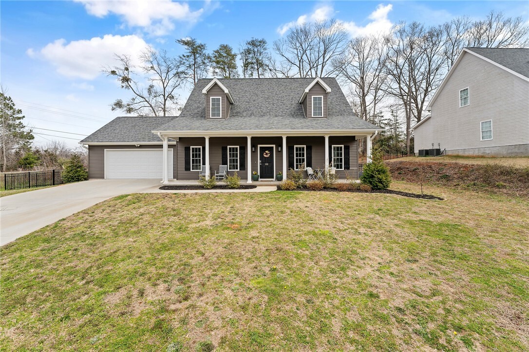 Property Photo: 103 W Chestnut Circle SC 29630