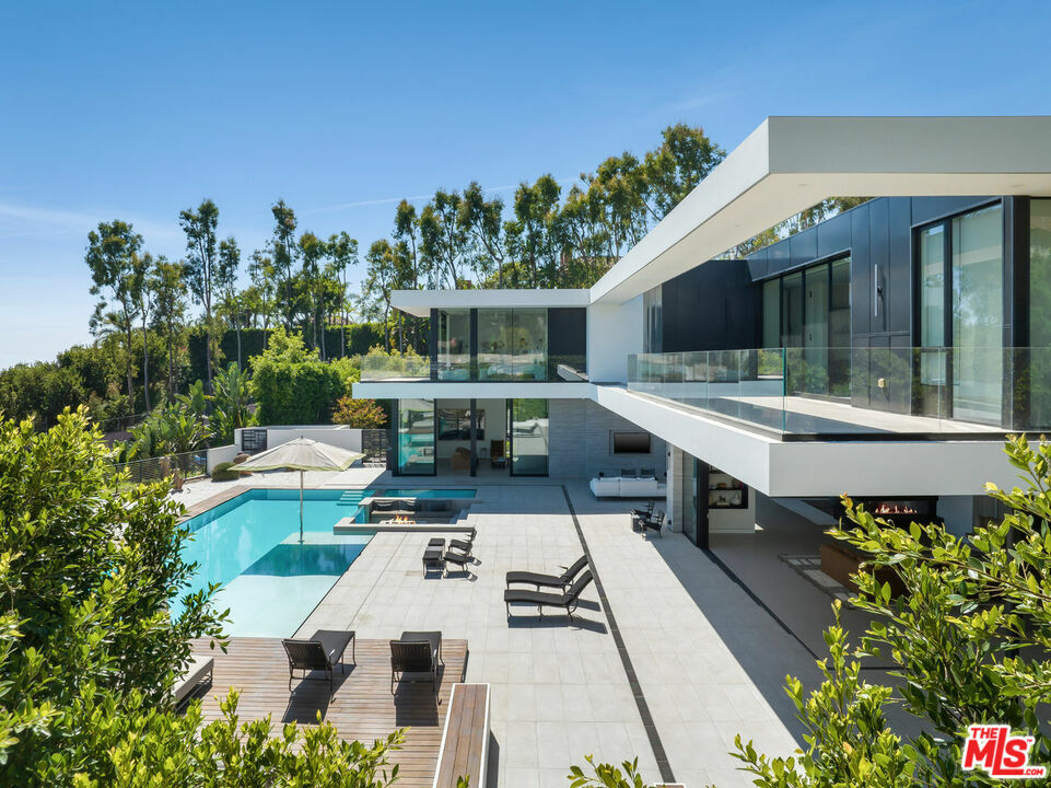 Property Photo: 1320 Beverly Grove Pl CA 90210