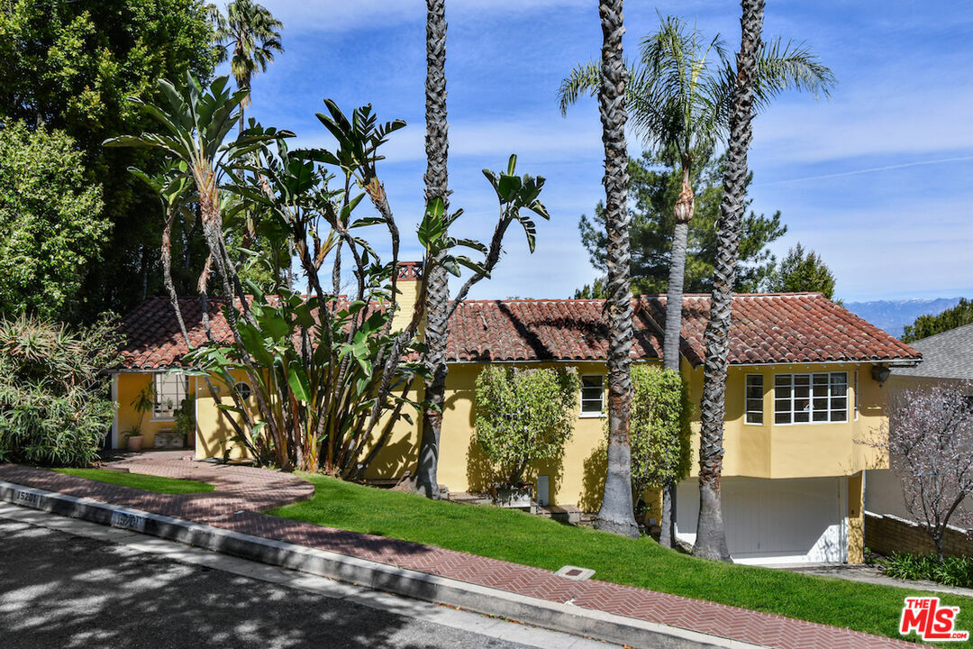 Property Photo: 15201 Del Gado Dr CA 91403