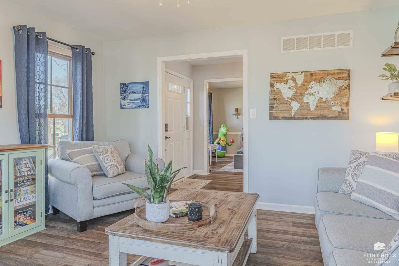 Property Photo: 1715 Westbank Way KS 66503