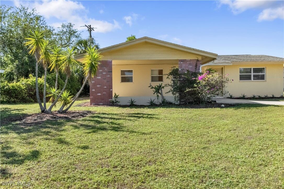 Property Photo:  2019 Gray Court  FL 33903 