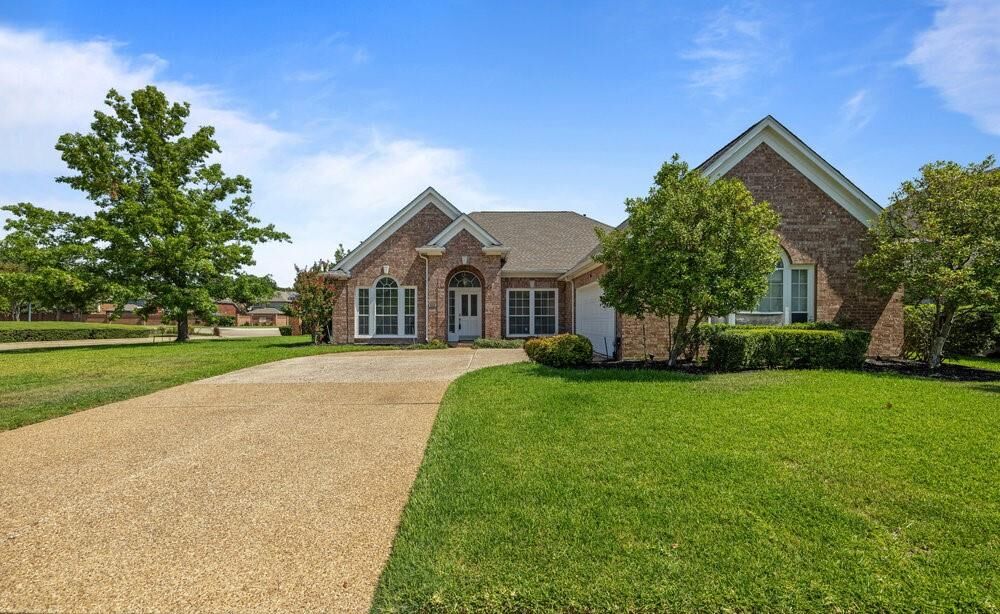 Property Photo:  802 Greenway Drive  TX 75019 