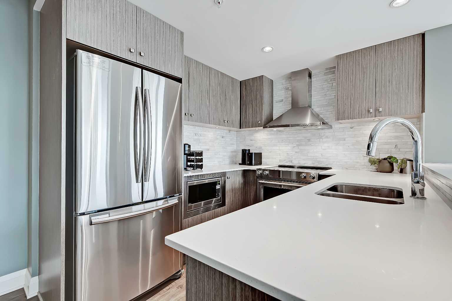 Property Photo: 930 6 Avenue SW 2406 AB T2P 1J3