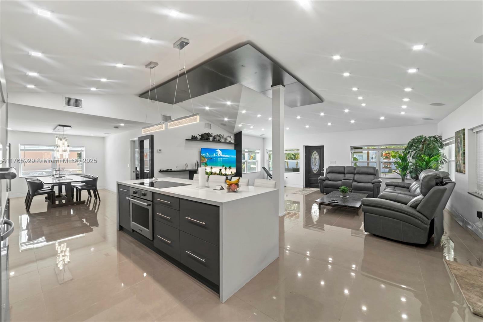 Property Photo: 4417 SW 52nd St FL 33314