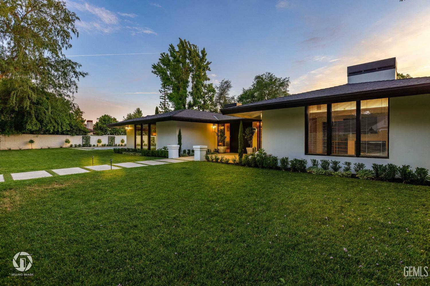 Property Photo: 2221 Myrtle Street CA 93301
