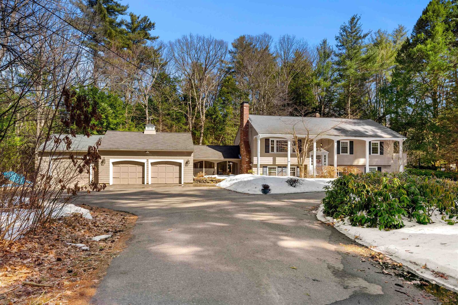 Property Photo:  37 Wendover Way  NH 03110-6055 