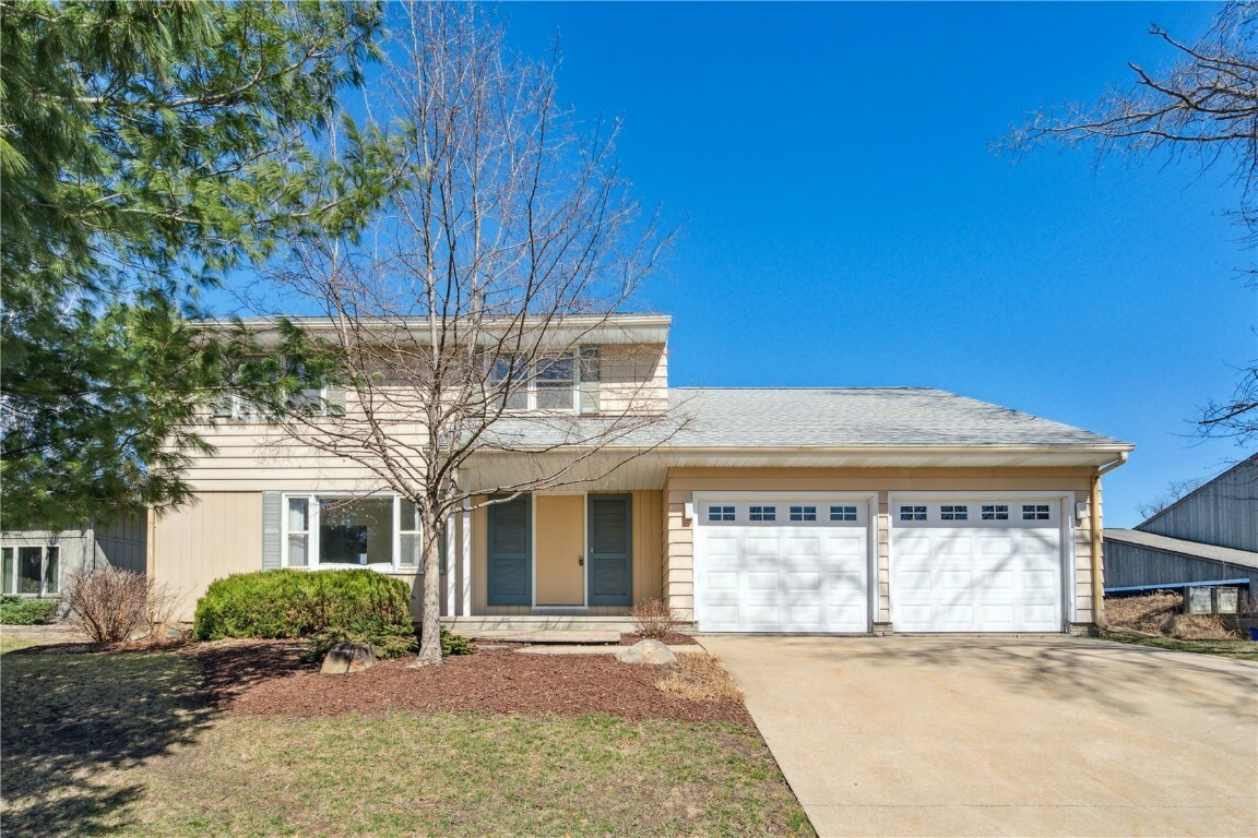 Property Photo: 4240 Cottage Grove Parkway SE IA 52403