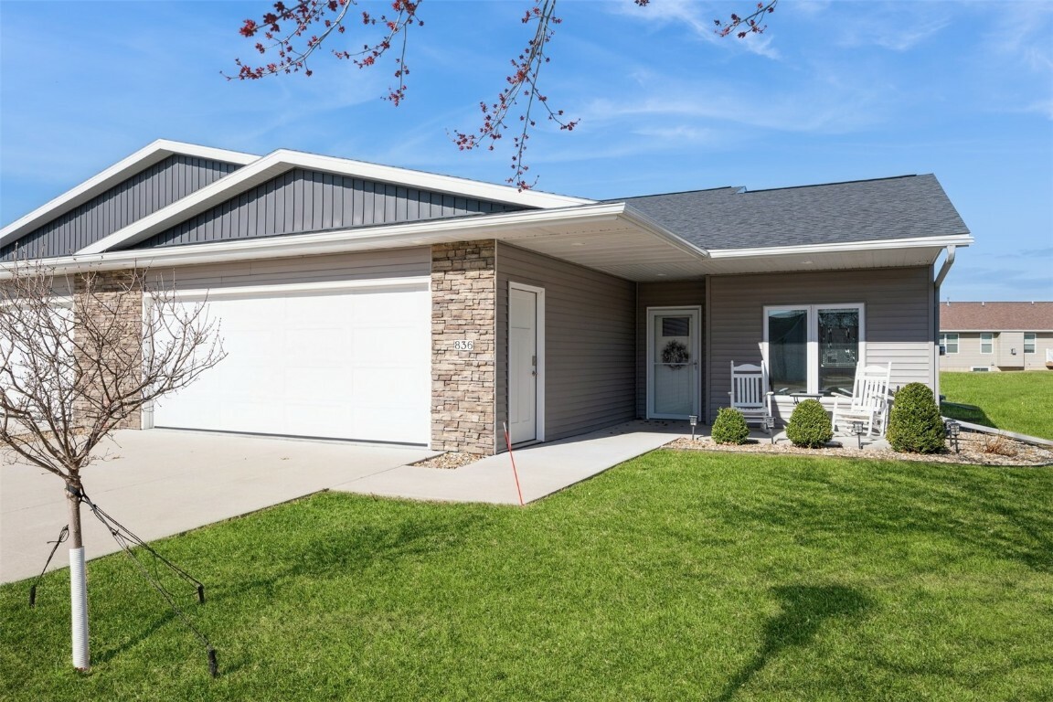 Property Photo: 836 Dorchester Place IA 52402