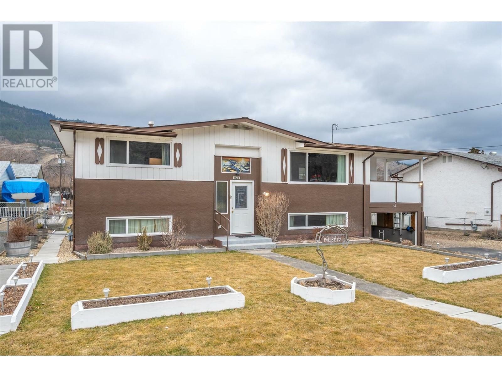 Property Photo: 824 Birch Street BC V0H 1R0