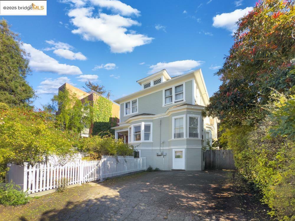 Property Photo: 2535 Hillegass Ave CA 94704