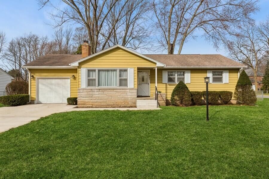 Property Photo:  421 Chippewa Street  MI 49107 