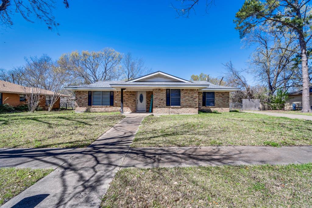 Property Photo: 1406 Hillcrest Street TX 75119