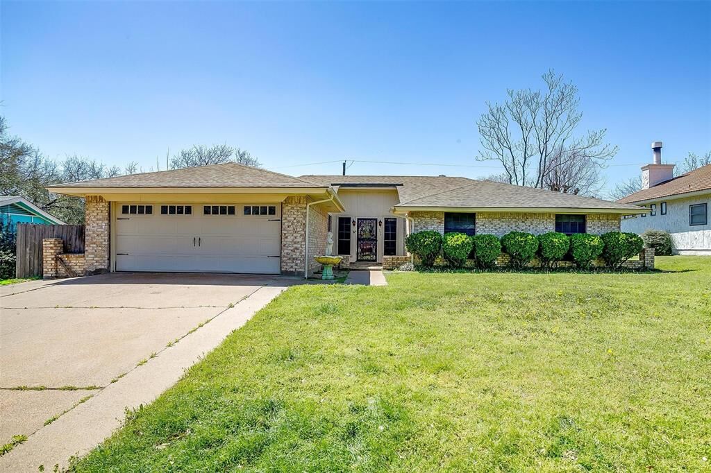 Property Photo: 733 Barbara Lane TX 76028