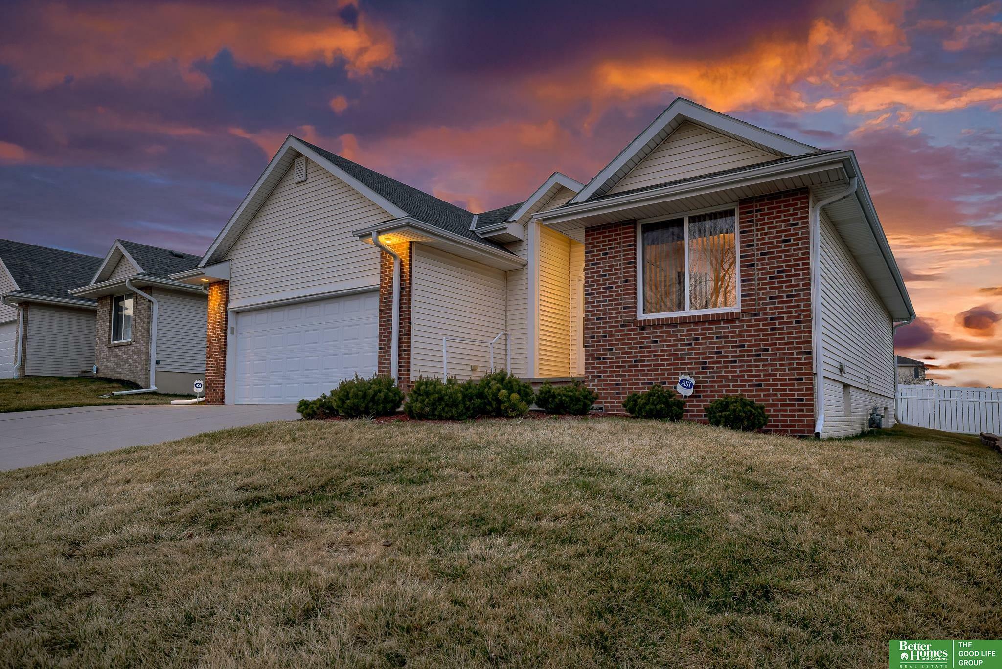 Property Photo: 9204 Laurel Plaza NE 68134
