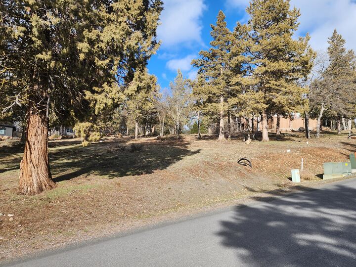 Property Photo: Coopers Hawk 260 OR 97601