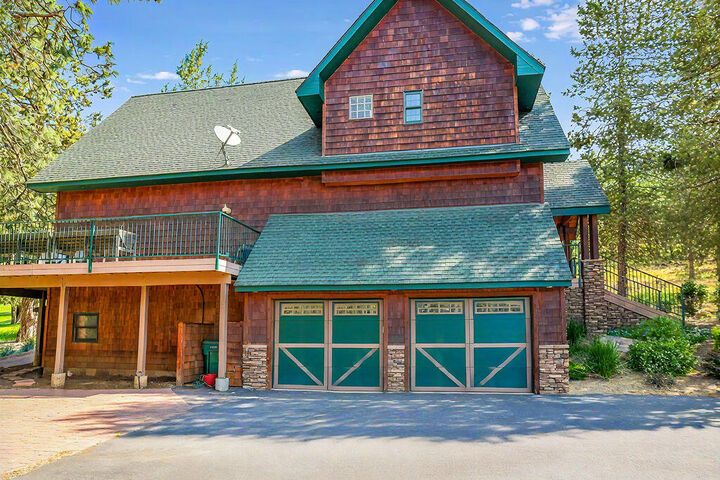 Property Photo:  5850 Coopers Hawk Road  OR 97601 