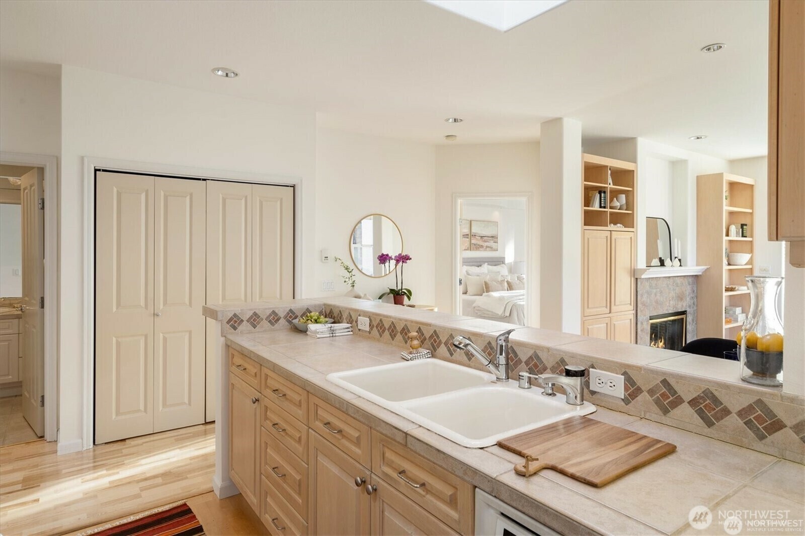 Property Photo: 3900 2nd Avenue NE 401 WA 98105