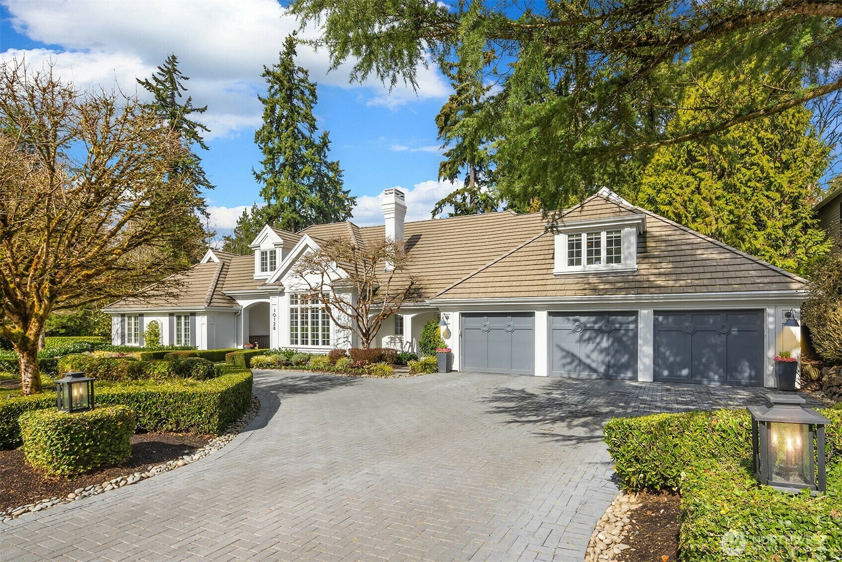 Property Photo: 10128 SE 16th Place WA 98004