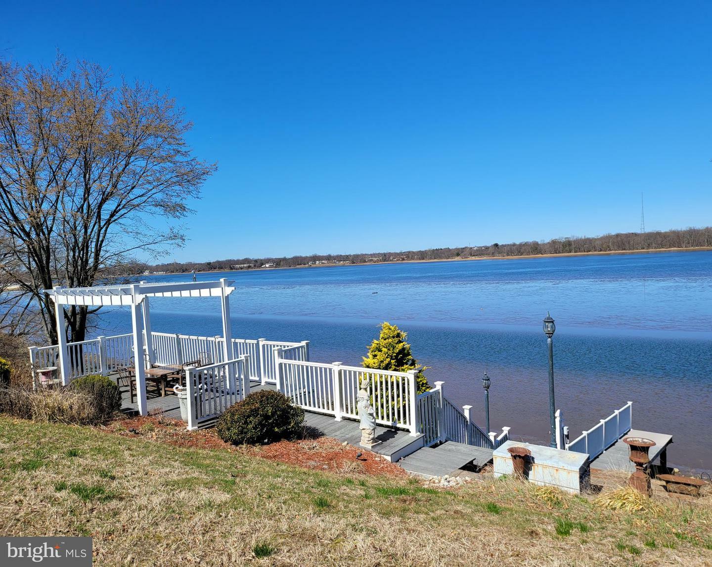 19 Riverbank  Beverly NJ 08010 photo