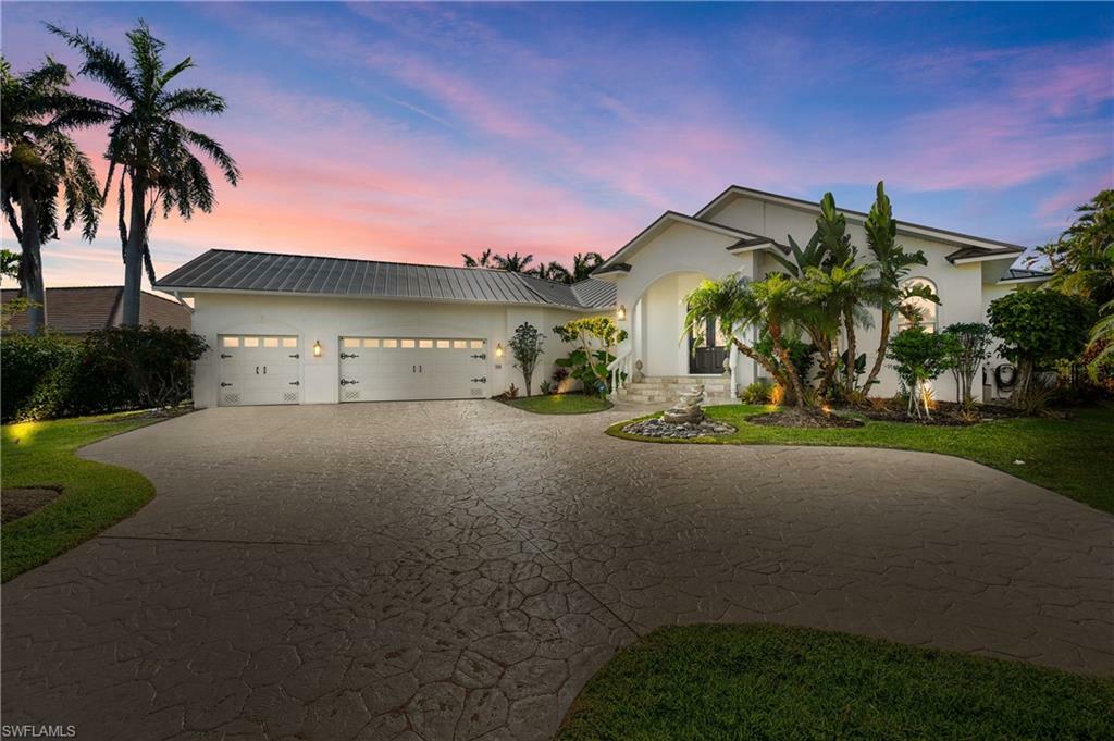 Property Photo: 930 E Inlet Dr FL 34145