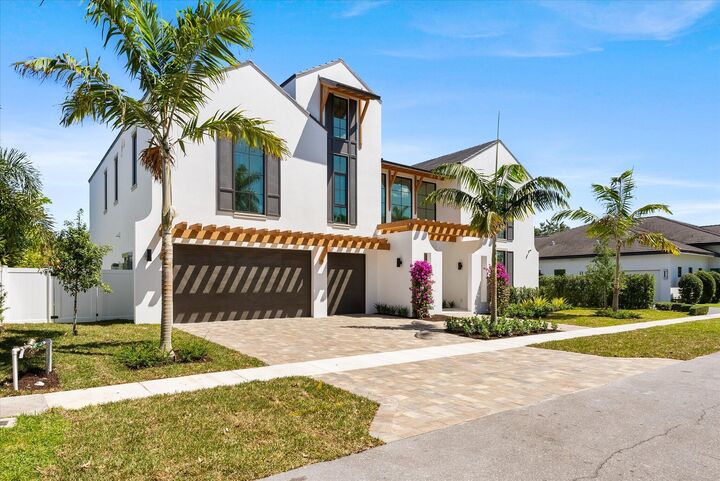 Property Photo: 880 NE 3rd Avenue FL 33432