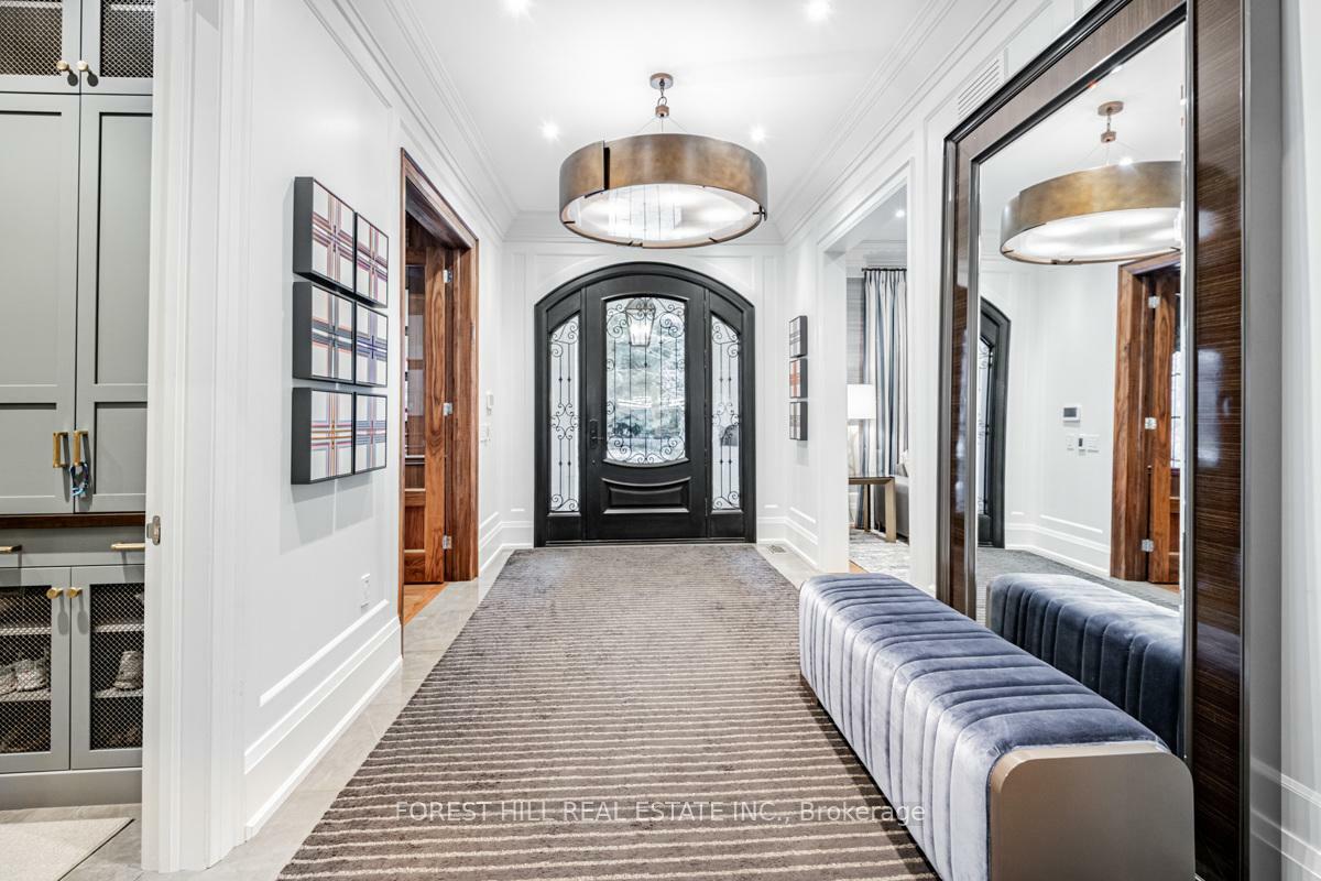 Property Photo: 9 Dewbourne Avenue ON M5P 1Z1