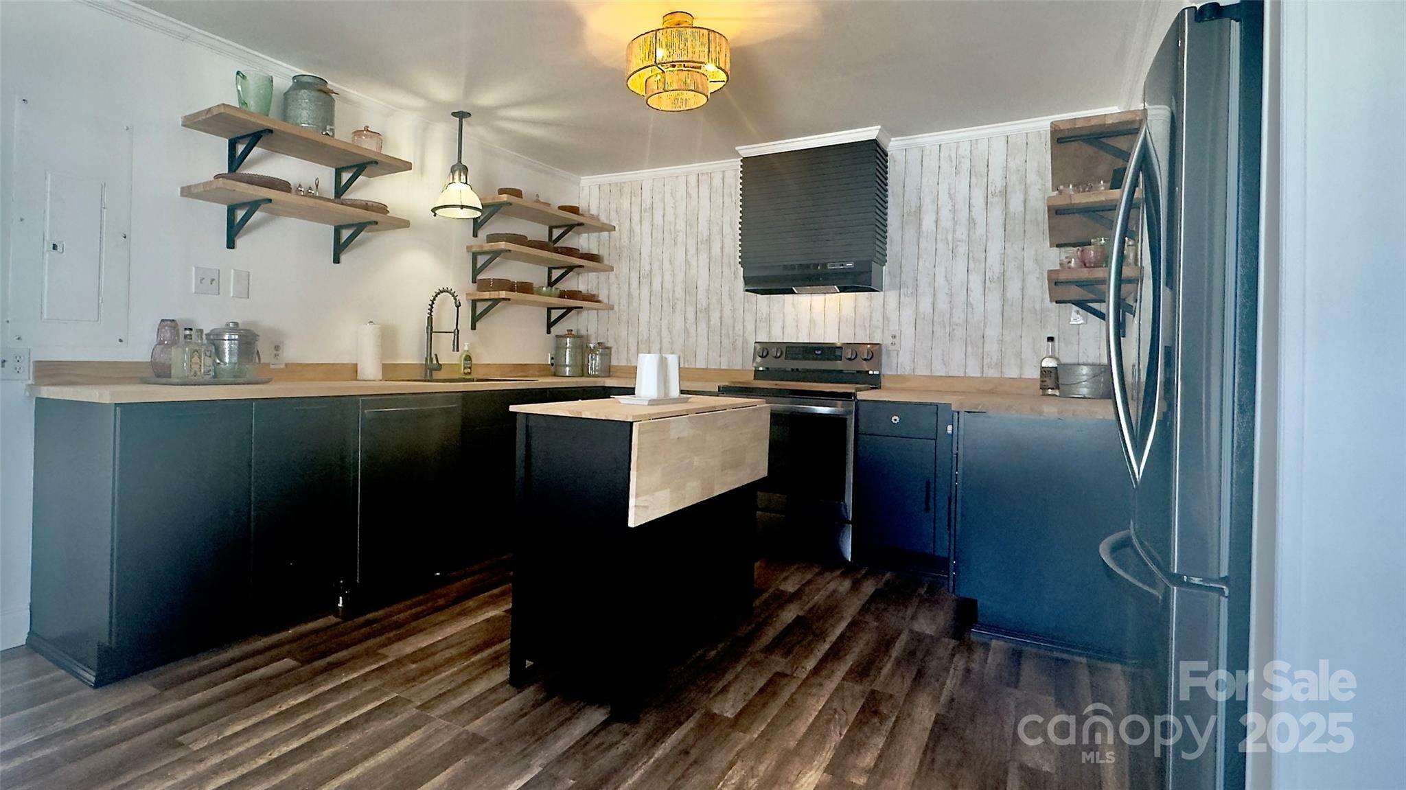 Property Photo: 727 W C Street NC 28658